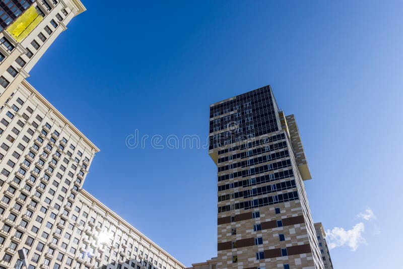 Extérieurs modernes d'immeubles dans le jour ensoleillé photographie stock Extérieurs modernes d'immeubles dans le jour ensoleillé photographie stock