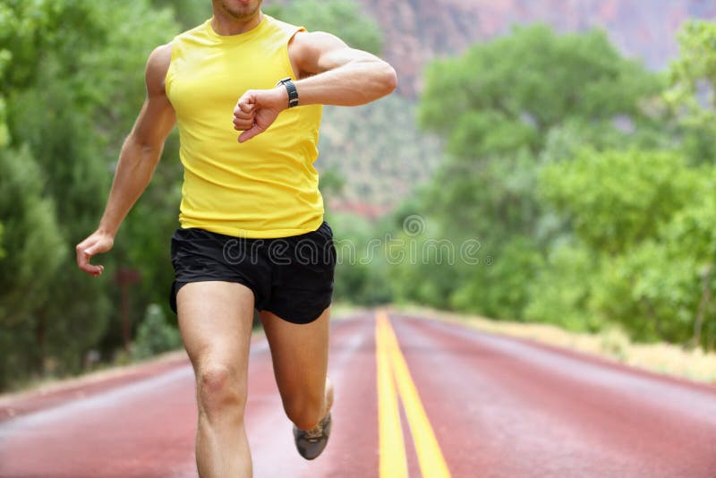 Exécution avec la montre de sports de moniteur de fréquence cardiaque image libre de droits Exécution avec la montre de sports de moniteur de fréquence cardiaque image libre de droits