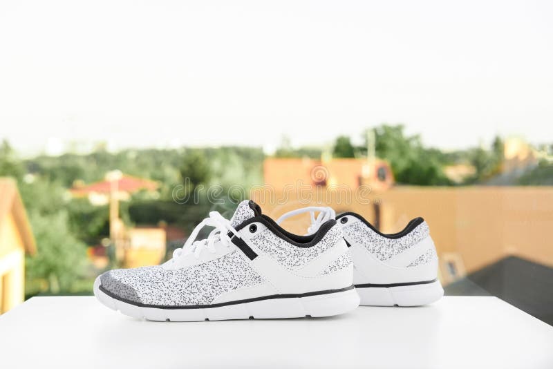 Exécution de concept Concept love run Chaussures blanches à la mode pour femmes sur fond blanc Collection saisonnière moderne et photos libres de droits