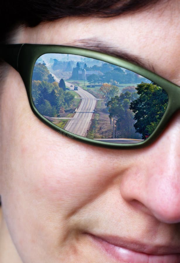 De países carreteras refleja en lente de feliz gafas de sol.