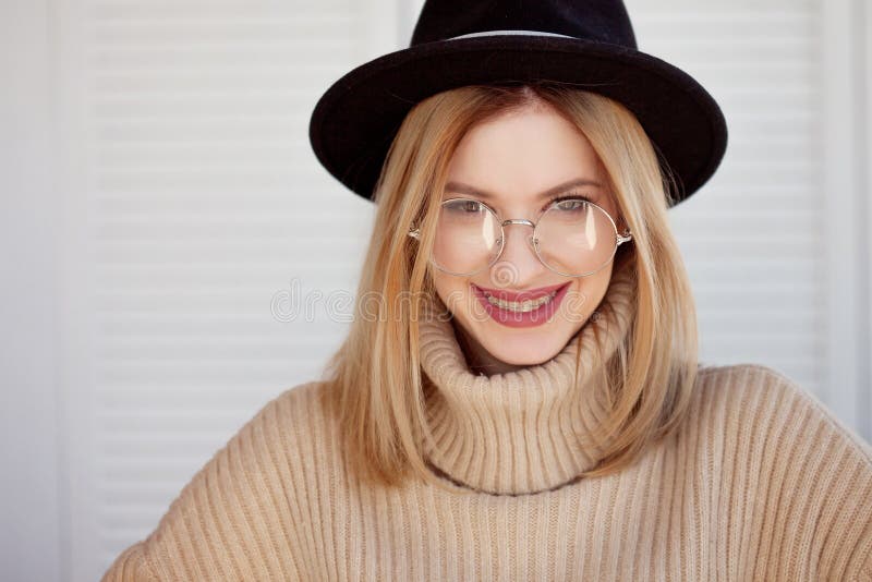 Νέος χαριτωμένος ξανθός με eyeglasses και ένα μπεζ πουλόβερ Μοντέρνη μοντέρνη νέα γυναίκα στοκ φωτογραφία με δικαίωμα ελεύθερης χρήσης Νέος χαριτωμένος ξανθός με eyeglasses και ένα μπεζ πουλόβερ Μοντέρνη μοντέρνη νέα γυναίκα στοκ φωτογραφία με δικαίωμα ελεύθερης χρήσης