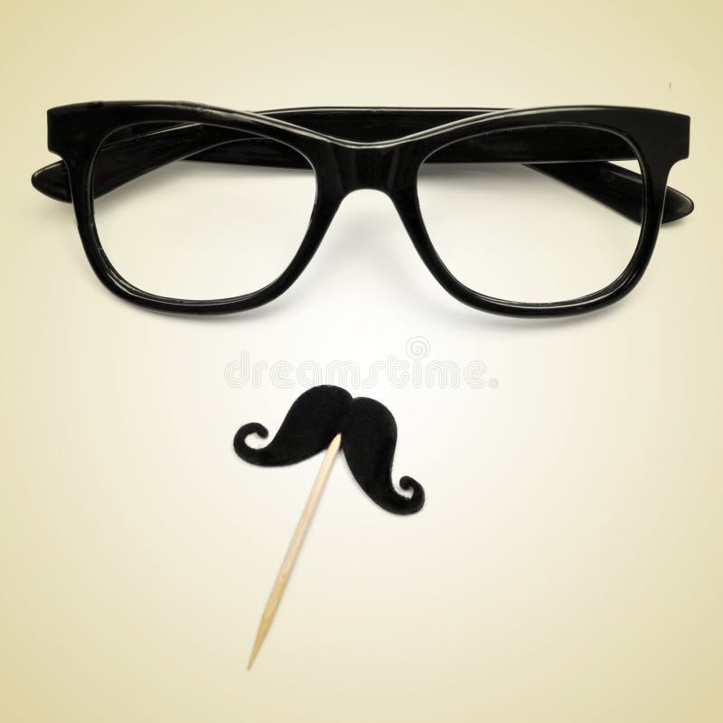 Eyeglasses i wąs jako modnisia facet z retro skutkiem, obrazy stock Eyeglasses i wąs jako modnisia facet z retro skutkiem, obrazy stock
