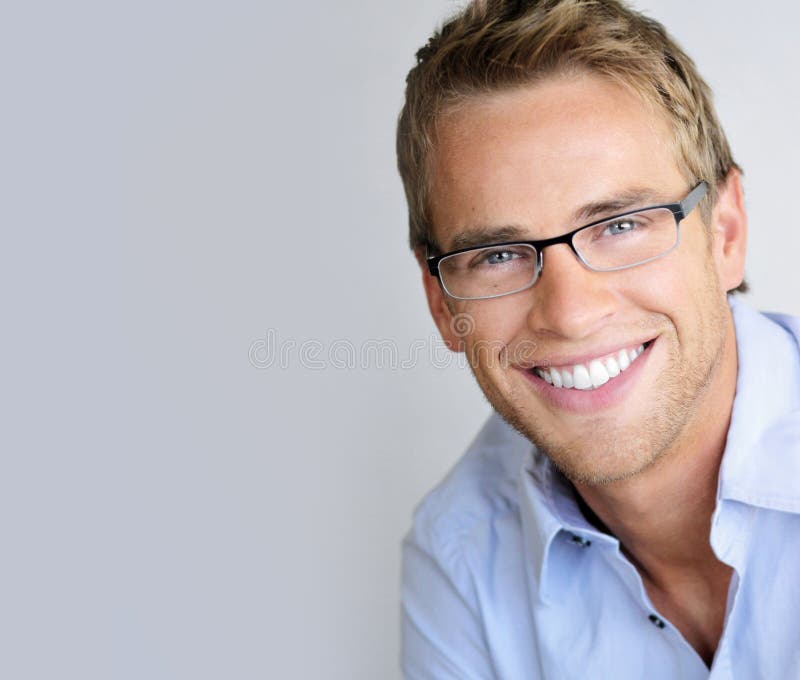 Joven lindo hombre El gran sonrisa agotador moda anteojos contra mucho de copiar espacio.