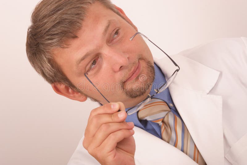 eyeglasses γιατρών κράτημα στοκ εικόνες με δικαίωμα ελεύθερης χρήσης eyeglasses γιατρών κράτημα στοκ εικόνες με δικαίωμα ελεύθερης χρήσης