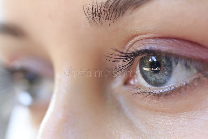 Detallado de fijado ojos de mujer joven.