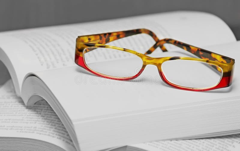 Eyglasses sur une pile des livres image libre de droits Eyglasses sur une pile des livres image libre de droits