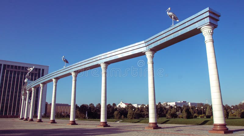 Ezgulikboog op Onafhankelijkheidsvierkant in Tashkent, Oezbekistan stock foto Ezgulikboog op Onafhankelijkheidsvierkant in Tashkent, Oezbekistan stock foto
