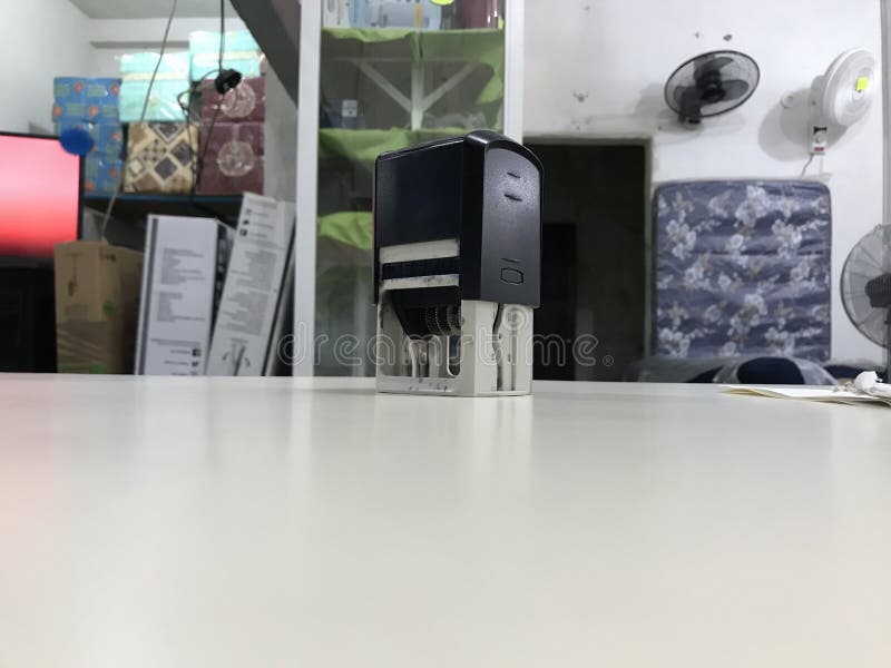 Eén zelfgeïnkt printerdater bovenop een beige desktop op de werkplek royalty-vrije stock afbeeldingen Eén zelfgeïnkt printerdater bovenop een beige desktop op de werkplek royalty-vrije stock afbeeldingen