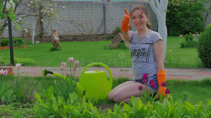 Żeńska ogrodniczka pokazuje aprobaty