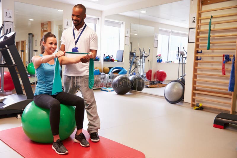 Żeński Cierpliwy działanie Z Physiotherapist W szpitalu zdjęcia stock Żeński Cierpliwy działanie Z Physiotherapist W szpitalu zdjęcia stock
