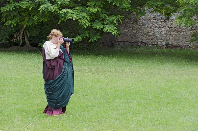 Żeński fotograf przy rzymskim festiwalem 2017 Carnuntum obraz stock Żeński fotograf przy rzymskim festiwalem 2017 Carnuntum obraz stock