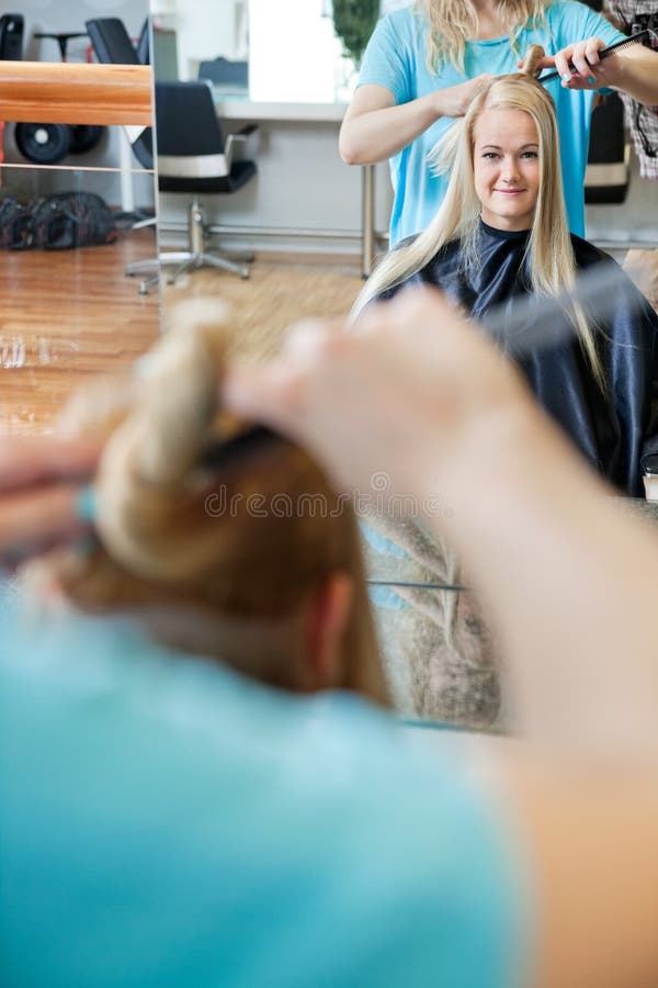 Żeński klient Dostaje uczesanie Przy salonem fotografia stock Żeński klient Dostaje uczesanie Przy salonem fotografia stock