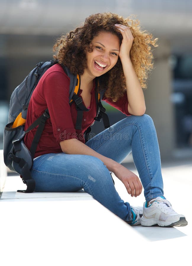 Żeński student collegu ono uśmiecha się outdoors zdjęcia stock Żeński student collegu ono uśmiecha się outdoors zdjęcia stock