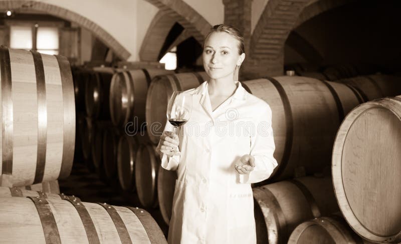 Żeński wino domu pracownik sprawdza ilość produkt fotografia stock Żeński wino domu pracownik sprawdza ilość produkt fotografia stock