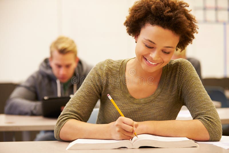 Żeńskiej szkoły średniej Studencki studiowanie Przy biurkiem W sala lekcyjnej fotografia royalty free Żeńskiej szkoły średniej Studencki studiowanie Przy biurkiem W sala lekcyjnej fotografia royalty free