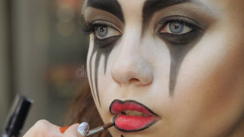 Fácil Maquillaje De Halloween Aplicar Maquillaje a La Cara Foto de archivo  - Imagen de hermoso, belleza: 179962802