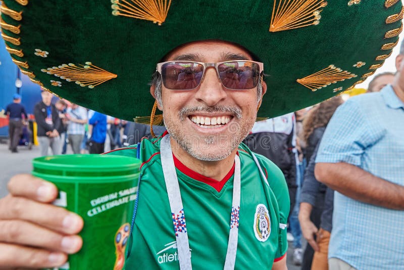 Fã De Futebol Mexicano De Sorriso No Sombreiro, St Petersburg