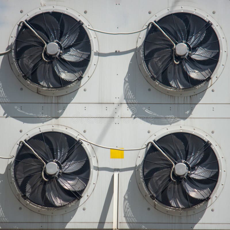 Lâminas rotativas de uma hélice de moinho de vento no fundo do céu azul  geração de energia eólica energia verde pura