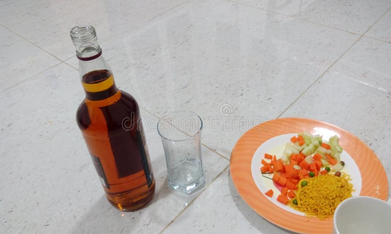 Fete D Anniversaire De L Alcool Avec Suffisamment De Collations Le Week End Avec Une Chambre D Amis Ou Une Maison Au Moyen Orient Image Stock Image Du Maison Alcool