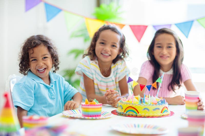 Fête D'anniversaire Pour Enfants. Enfants Avec Gâteau Et Cadeaux Photo  stock - Image du décoration, bouclé: 270675332