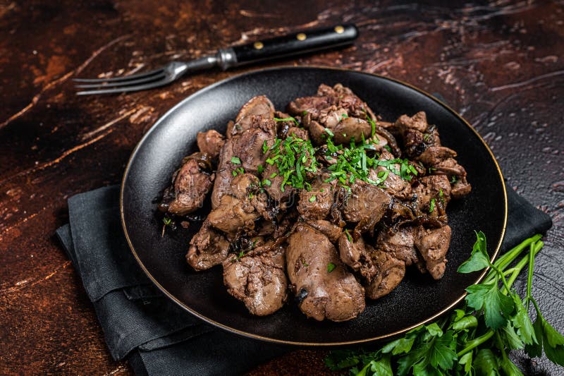 Fígado de frango frito com cebola e ervas