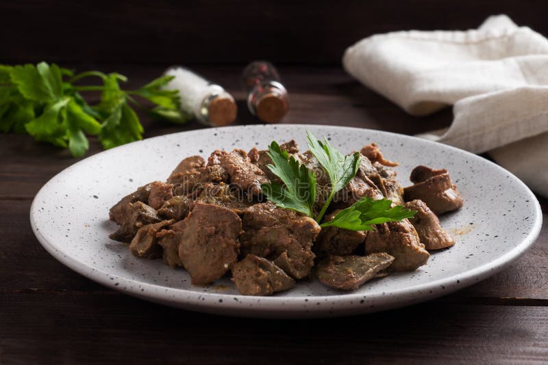 Fígado De Frango Frito Ou Cozido Com Cebola E Folhas De Salsa Verde Molhada  Em Prato. Prato De Carne Enriquecido Com Ferro. Imagem de Stock - Imagem de  bacia, cebola: 242449777