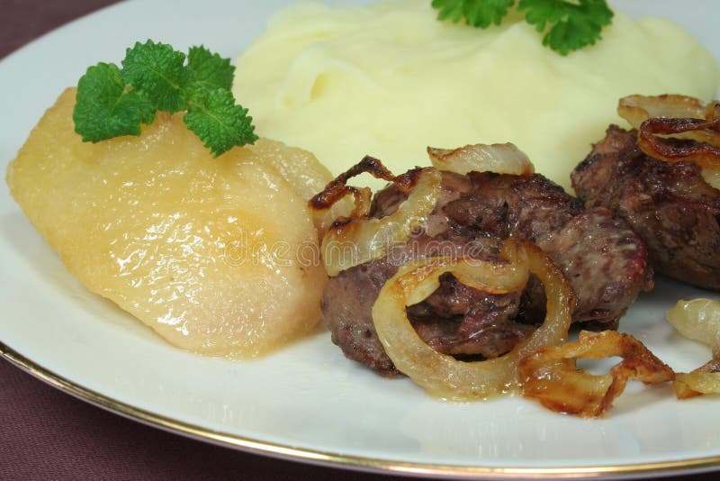 Fígado frito com cebola foto de stock. Imagem de jantar - 200391368