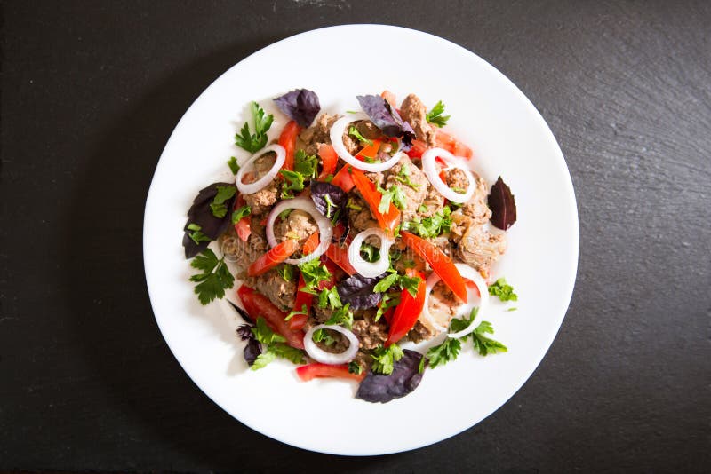 Fígado Frito Com Cebola E Tomate Sobre Fundo De Pedra Preta Imagem de Stock  - Imagem de dieta, comer: 233890681