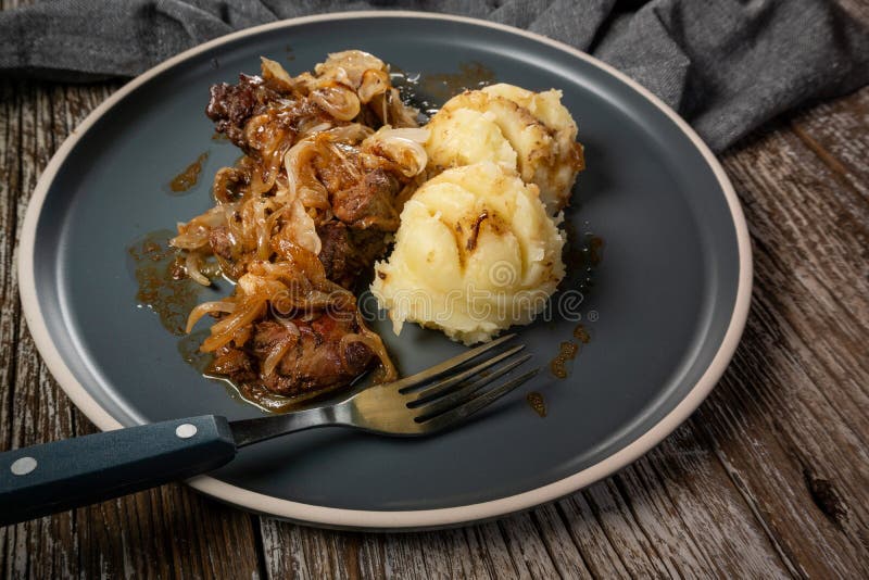 Fígado frito com cebola foto de stock. Imagem de fritado - 213767474