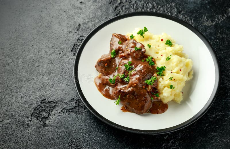 Bacon De Fígado Frito Em Molho De Cebola Com Mosto De Batata Imagem de  Stock - Imagem de alimento, jantar: 183934975