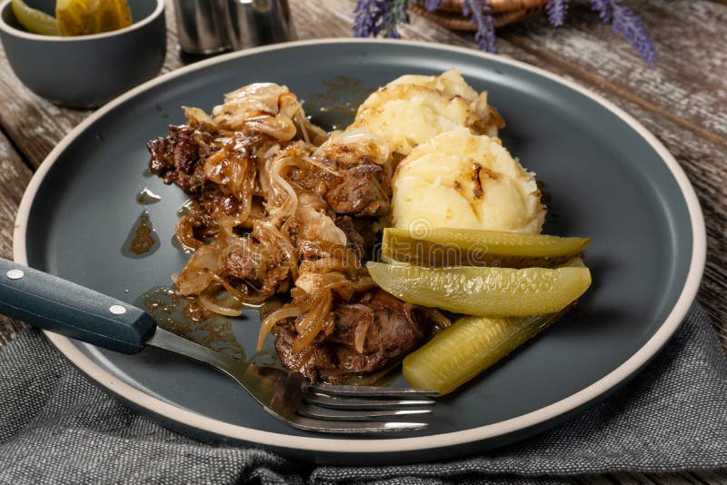 Fígado frito com cebola foto de stock. Imagem de fritado - 213767474