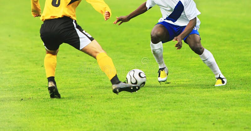 Dois Jogadores De Futebol Correndo E Dando Pontapés. Jogadores De Futebol  Adultos Competem No Jogo De Futebol Foto de Stock - Imagem de verde, duelo:  211382810