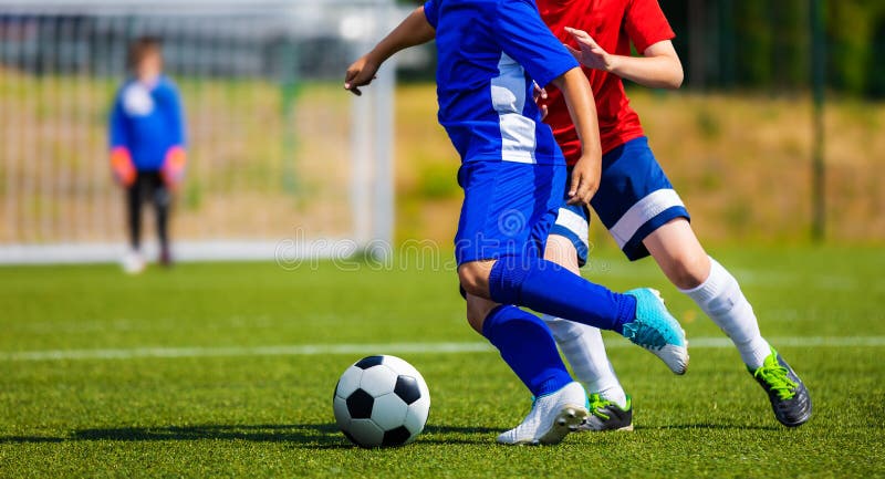 Dois Jogadores De Futebol Correndo E Dando Pontapés. Jogadores De Futebol  Adultos Competem No Jogo De Futebol Foto de Stock - Imagem de verde, duelo:  211382810