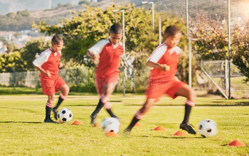 Niño En Equipo De Fútbol Infantil En Entrenamiento. Niños Practicando Al  Aire Libre Con Balones De Fútbol Imagen de archivo - Imagen de juego,  balompié: 178149241