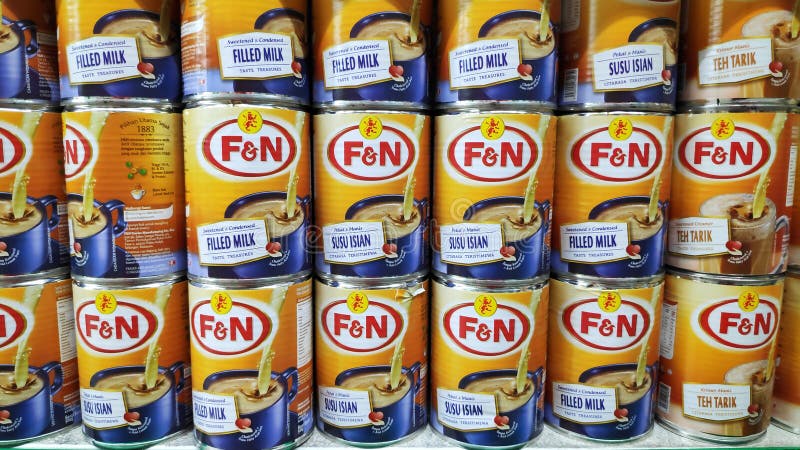 F&N volledige room gezoete die condens in opslag in Johor Bahru, Maleisië wordt verkocht stock foto's F&N volledige room gezoete die condens in opslag in Johor Bahru, Maleisië wordt verkocht stock foto's