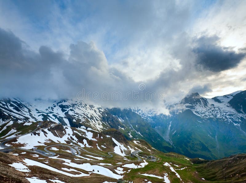 F&ouml;r aftonsommar f&ouml;r alps molnig sikt arkivbilder