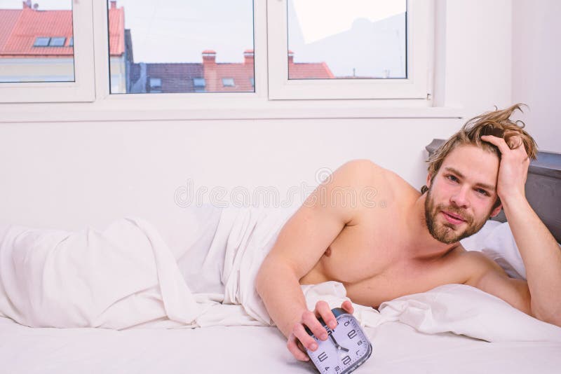 F?r s?ngh?ll f?r man orakad lekmanna- ringklocka Orakade upps?kte s?mnl?sa framsidan f?r mannen som vilar den har, pinneschema sa royaltyfri bild F?r s?ngh?ll f?r man orakad lekmanna- ringklocka Orakade upps?kte s?mnl?sa framsidan f?r mannen som vilar den har, pinneschema sa royaltyfri bild