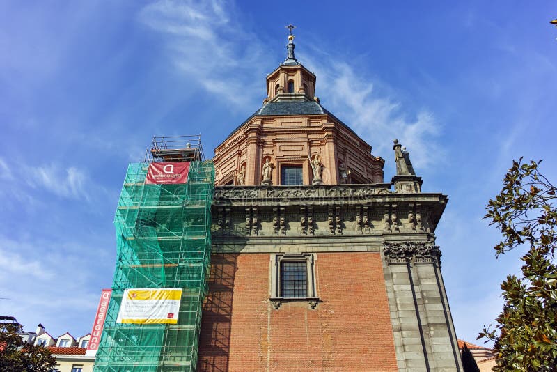 F?rbluffa sikt av St Andrew Church i stad av Madrid royaltyfria foton F?rbluffa sikt av St Andrew Church i stad av Madrid royaltyfria foton