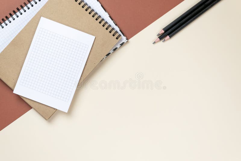 F?retags brevpapperupps?ttning f?r mellanrum p? brun bakgrund Br?nnm?rka falskt ?vre Lekmanna- l?genhet arkivfoton F?retags brevpapperupps?ttning f?r mellanrum p? brun bakgrund Br?nnm?rka falskt ?vre Lekmanna- l?genhet arkivfoton