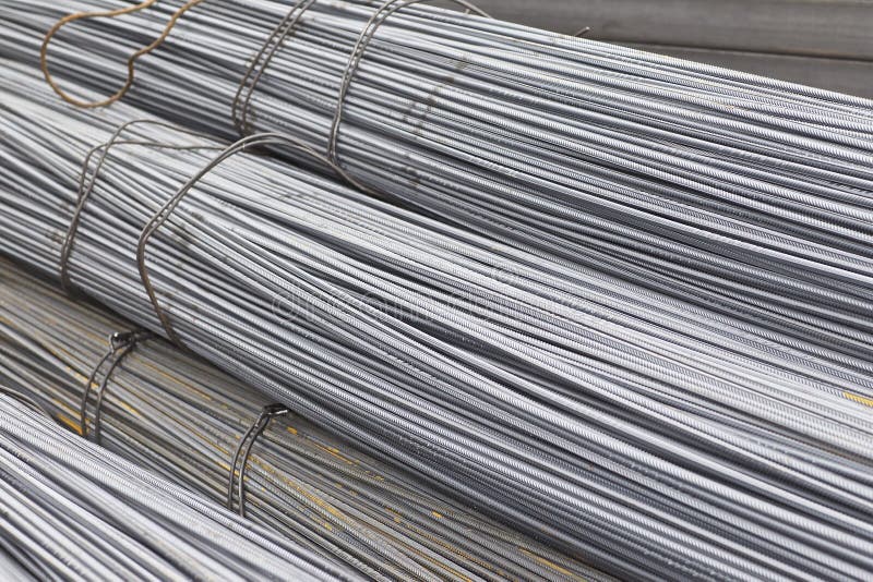 F?rst?rkningsst?nger med en periodisk profil i packarna lagras i lagret f?r metallprodukter arkivfoton F?rst?rkningsst?nger med en periodisk profil i packarna lagras i lagret f?r metallprodukter arkivfoton