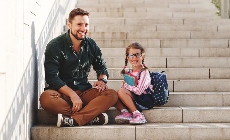 f?rsta skola f?r dag fadern leder skolaflickan för det lilla barnet i den första kvaliteten royaltyfri foto f?rsta skola f?r dag fadern leder skolaflickan för det lilla barnet i den första kvaliteten royaltyfri foto