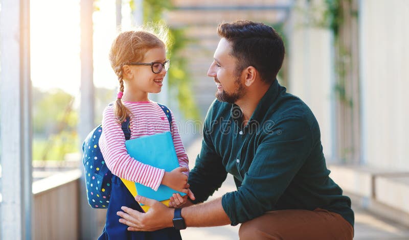 f?rsta skola f?r dag fadern leder skolaflickan för det lilla barnet i den första kvaliteten arkivfoto f?rsta skola f?r dag fadern leder skolaflickan för det lilla barnet i den första kvaliteten arkivfoto