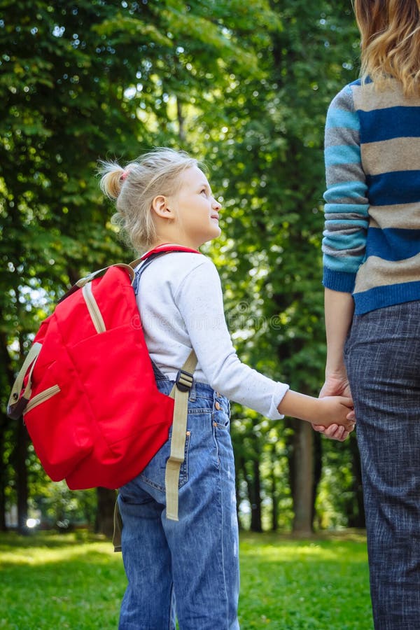 f?rsta skola f?r dag Kvinna och flicka med den röda ryggsäcken bak baksidan B?rjan av kurser dagfall f?rsta Dra tillbaka till royaltyfri bild f?rsta skola f?r dag Kvinna och flicka med den röda ryggsäcken bak baksidan B?rjan av kurser dagfall f?rsta Dra tillbaka till royaltyfri bild