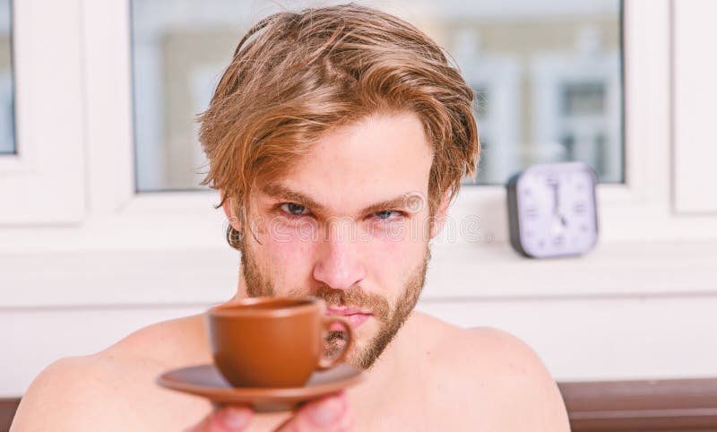 F?rsta ting i morgon B?sta tid att ha din kopp kaffe Varje morgon med hans kaffe Sk?ggigt stiligt macho f?r man royaltyfri bild F?rsta ting i morgon B?sta tid att ha din kopp kaffe Varje morgon med hans kaffe Sk?ggigt stiligt macho f?r man royaltyfri bild