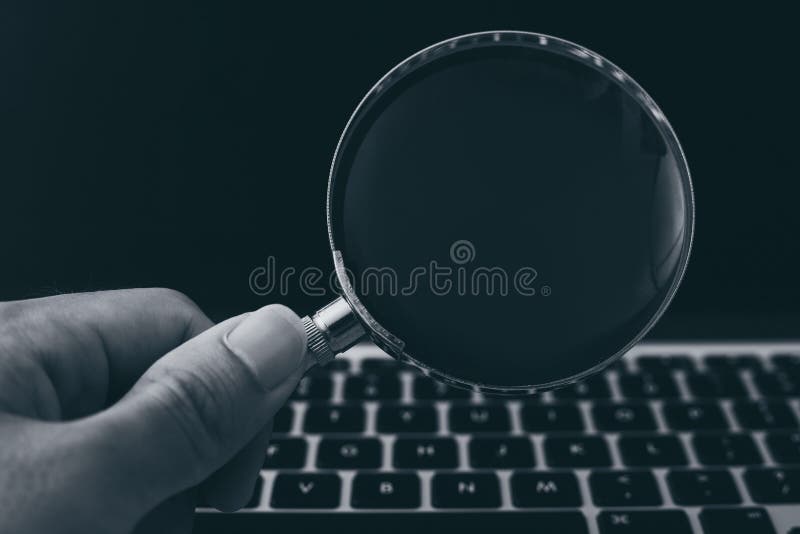 F?rstoringsglas med b?rbar datorbakgrund fotografering för bildbyråer F?rstoringsglas med b?rbar datorbakgrund fotografering för bildbyråer