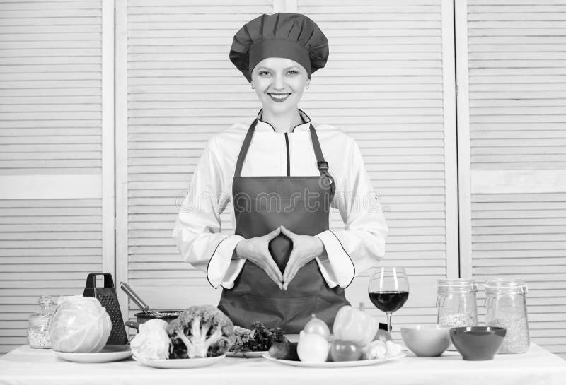 F?rtjusande kock f?r dam att undervisa kulinariska konster F?rb?ttra kulinarisk expertis B?sta kulinariska recept som ska f?rs?ka arkivfoton F?rtjusande kock f?r dam att undervisa kulinariska konster F?rb?ttra kulinarisk expertis B?sta kulinariska recept som ska f?rs?ka arkivfoton