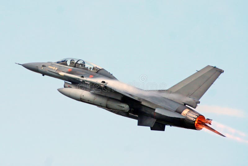 F-16 som slåss den fulla afterburneren för falk