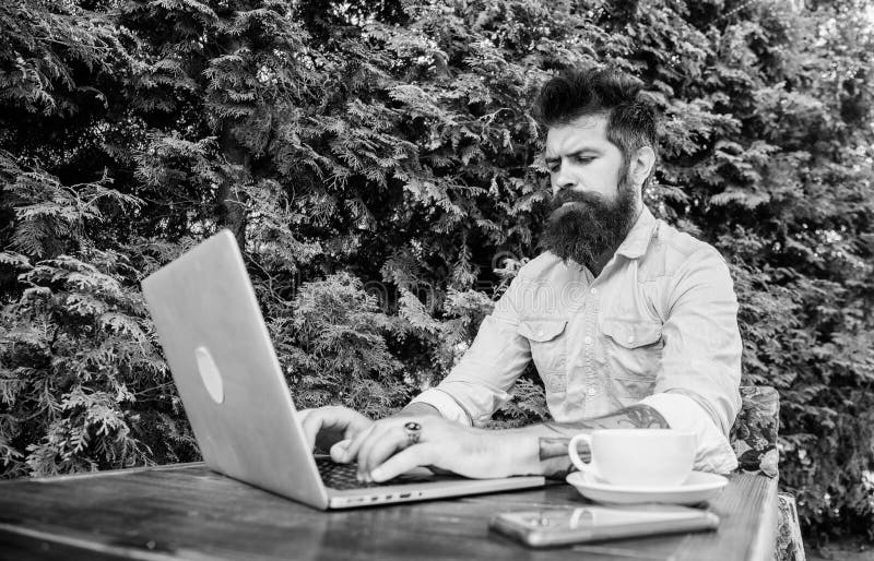 F? tilltr?de till en online-utbildning Universitetsstudent som direktanslutet studerar Vuxen elevutbildning till och med online-k arkivbild F? tilltr?de till en online-utbildning Universitetsstudent som direktanslutet studerar Vuxen elevutbildning till och med online-k arkivbild