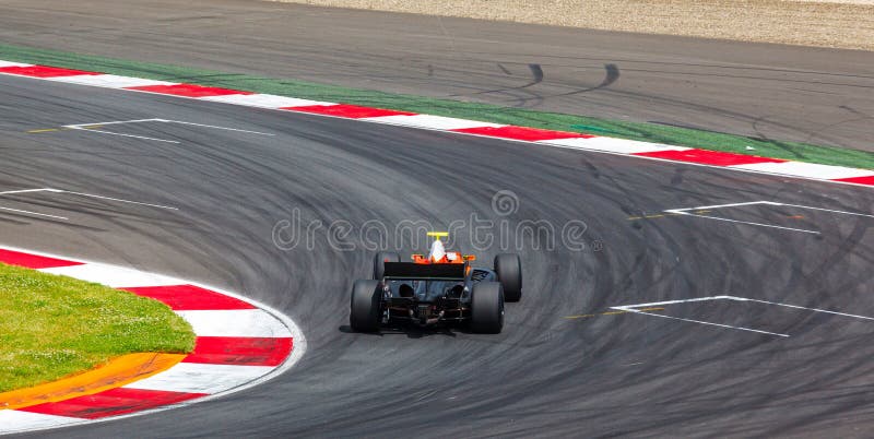 F1 αγωνιστικό αυτοκίνητο σε μια φυλή στοκ εικόνα F1 αγωνιστικό αυτοκίνητο σε μια φυλή στοκ εικόνα
