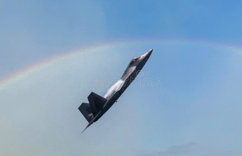 F35 αλεξικέραυνο τζετ πετώντας κάτω από ουράνιο τόξο στοκ φωτογραφίες